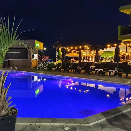 Maeve - Pool & Năvodari