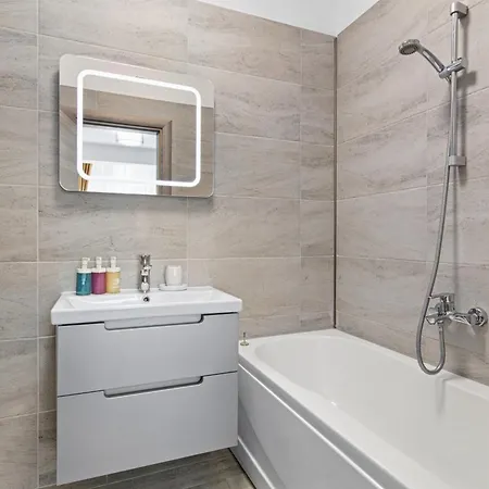 Maeve - Pool & Năvodari