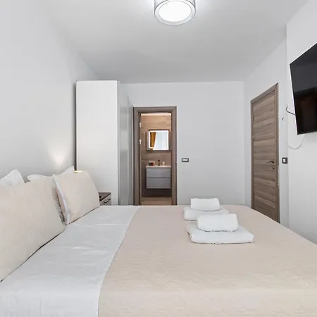 Maeve - Pool & Năvodari