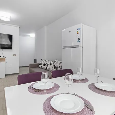 Maeve - Pool & 아파트