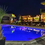 Maeve - Pool & Năvodari
