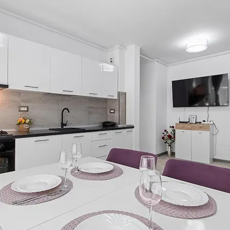 Maeve - Pool & Апартаменты *