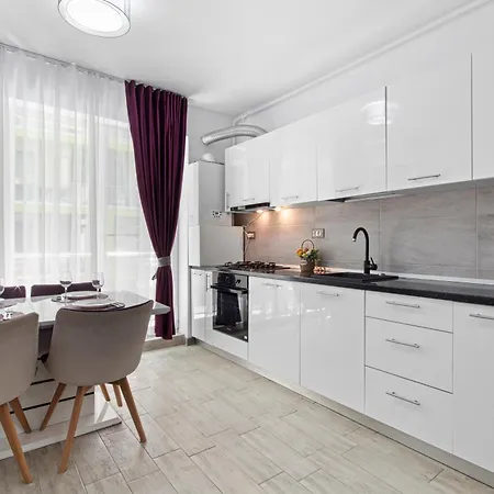 Maeve - Pool & Нэводари