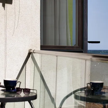 Maeve - Pool & Апартаменты Нэводари