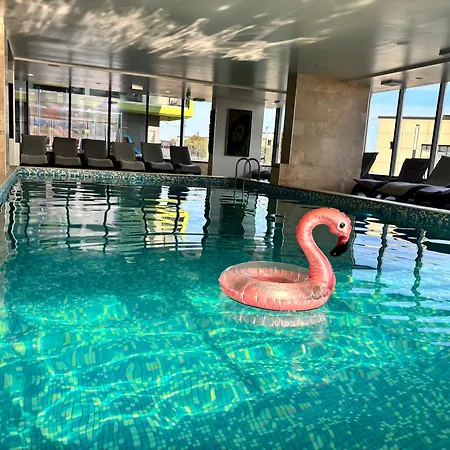 Maeve - Pool & Апартаменты *