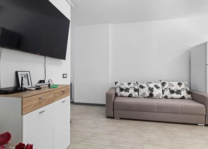 Maeve - Pool & Apartman Năvodari