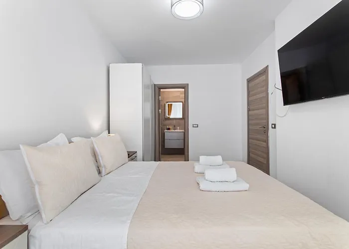 Maeve - Pool & Năvodari