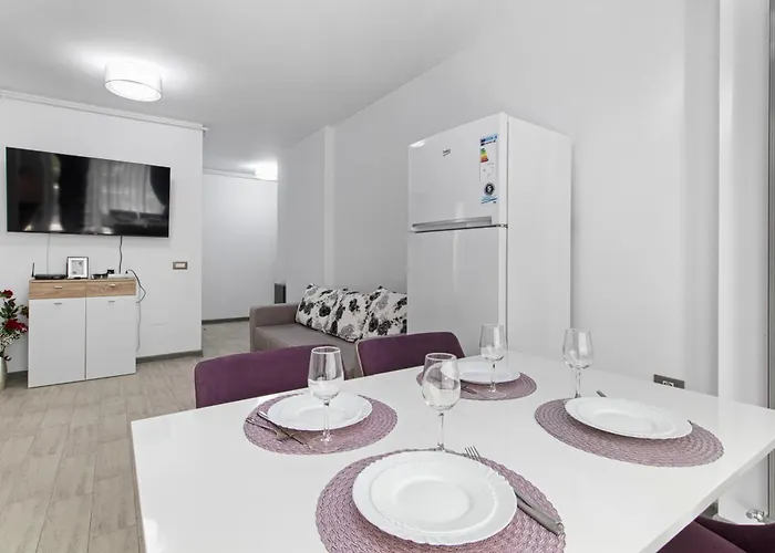 Maeve - Pool & Apartman