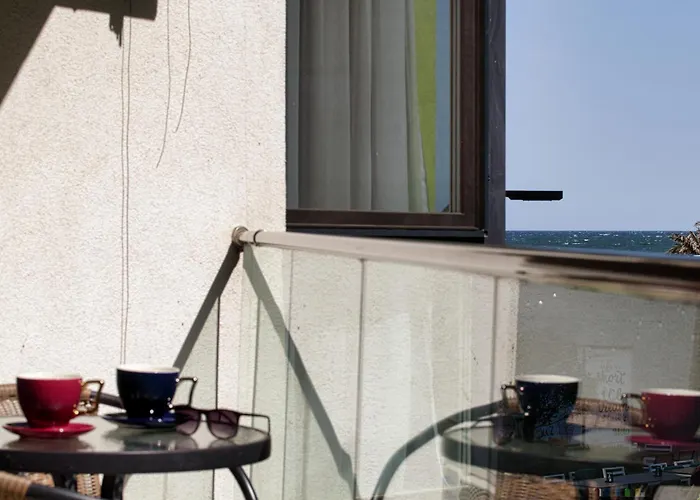 Maeve - Pool & Apartman Năvodari